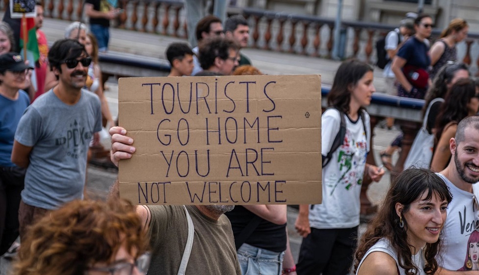 Spanjollet protesta kunder turisteve, jemi ne rrezik, reduktoni turizmin